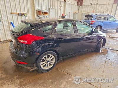 Trzecie zdjęcie samochodu z tyłu: 2018 FORD FOCUS SE VIN:1FADP3K24JL315290 - miniatura