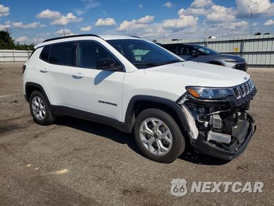 Czwarte zdjęcie samochodu z boku: 2026 JEEP COMPASS LATITUDE VIN:3C4NJDBN2TT189941 - miniatura