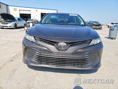 Piąte zdjęcie samochodu w środku: 2018 TOYOTA CAMRY LE VIN:4T1B11HK8JU550456 - miniatura