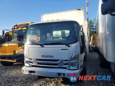 2023 ISUZU NPR HD - BOX TRUCK 54DC4W1D0PS201381 - główne zdjęcie licytacji z USA - miniatura