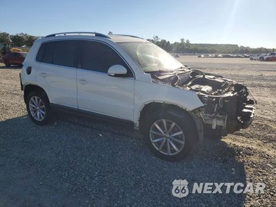 Czwarte zdjęcie samochodu z boku: 2017 VOLKSWAGEN TIGUAN WOLFSBURG VIN:WVGSV7AX0HK011882 - miniatura