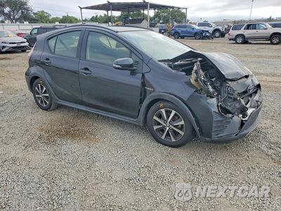 Czwarte zdjęcie samochodu z boku: 2018 TOYOTA PRIUS C THREE VIN:JTDKDTB34J1605141 - miniatura