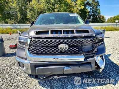 Piąte zdjęcie samochodu w środku: 2018 TOYOTA TUNDRA CREWMAX SR5 VIN:5TFDW5F18JX741776 - miniatura