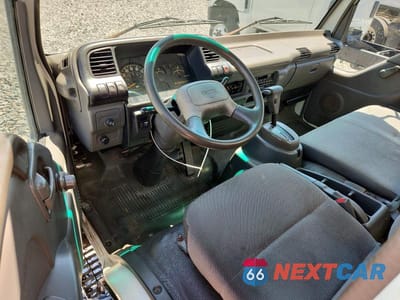 Zdjęcie 8 z 13 samochodu: 2004 ISUZU NPR BOX TRUCK VIN:JALB4B14147001731 - miniatura