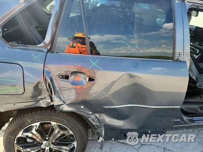 Zdjęcie 11 z 13 samochodu: 2025 TOYOTA RAV4 XSE VIN:JTMFB3FV7SD235418 - miniatura