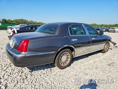 Trzecie zdjęcie samochodu z tyłu: 2002 LINCOLN TOWN CAR SIGNATURE VIN:1LNHM82W12Y605183 - miniatura