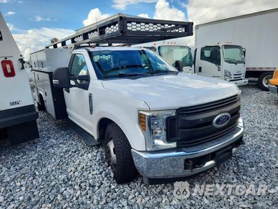 Czwarte zdjęcie samochodu z boku: 2019 FORD F350 SUPER DUTY VIN:1FDRF3G64KEG55071 - miniatura