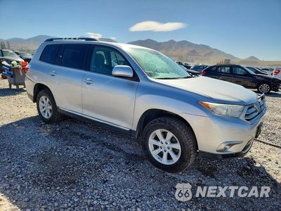 Czwarte zdjęcie samochodu z boku: 2013 TOYOTA HIGHLANDER PLUS VIN:5TDBK3EH9DS189110 - miniatura