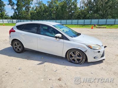 Czwarte zdjęcie samochodu z boku: 2014 FORD FOCUS SE VIN:1FADP3K29EL221525 - miniatura