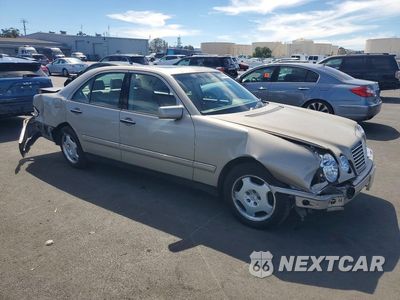 Czwarte zdjęcie samochodu z boku: 1999 MERCEDES-BENZ E 430 VIN:WDBJF70H7XA815686 - miniatura