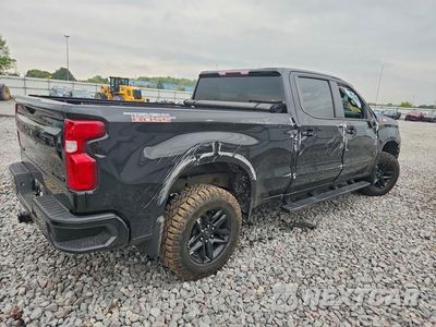 Trzecie zdjęcie samochodu z tyłu: 2021 CHEVROLET SILVERADO K1500 TRAIL BOSS CUSTOM VIN:1GCPYCEF7MZ290437 - miniatura
