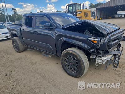 Czwarte zdjęcie samochodu z boku: 2025 TOYOTA TACOMA SR5 VIN:3TMLB5JNXSM109077 - miniatura