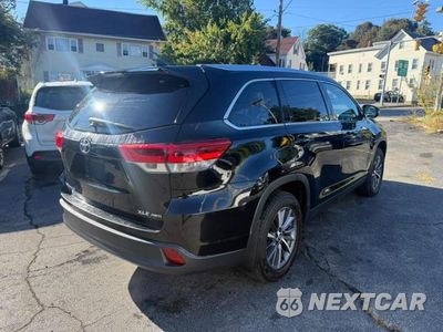 Trzecie zdjęcie samochodu z tyłu: 2019 TOYOTA HIGHLANDER XLE VIN:5TDJZRFH7KS980614 - miniatura