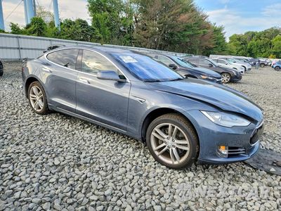 Czwarte zdjęcie samochodu z boku: 2013 TESLA MODEL S VIN:5YJSA1DP2DFP16036 - miniatura