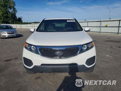 Piąte zdjęcie samochodu w środku: 2013 KIA SORENTO LX VIN:5XYKTDA63DG424136 - miniatura