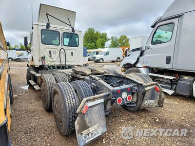 Drugie zdjęcie samochodu z przodu: 2025 FREIGHTLINER CASCADIA 116