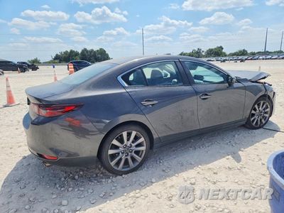 Trzecie zdjęcie samochodu z tyłu: 2021 MAZDA 3 SELECT VIN:JM1BPABL1M1317772 - miniatura