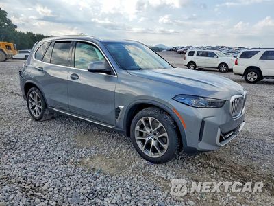 Czwarte zdjęcie samochodu z boku: 2025 BMW X5 XDRIVE40I VIN:5UX23EU08S9Z04599 - miniatura