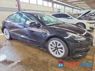 Czwarte zdjęcie samochodu z boku: 2022 TESLA MODEL 3 VIN:5YJ3E1EA1NF369335 - miniatura