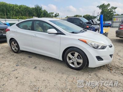 Czwarte zdjęcie samochodu z boku: 2013 HYUNDAI ELANTRA GLS VIN:5NPDH4AE2DH310851 - miniatura