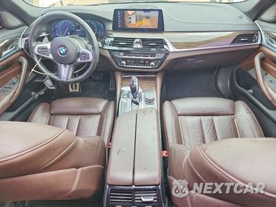 Zdjęcie 8 z 12 samochodu: 2019 BMW M550XI VIN:WBAJB9C59KB289202 - miniatura