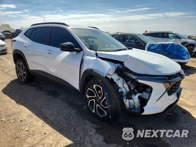 Czwarte zdjęcie samochodu z boku: 2024 CHEVROLET TRAX 2RS VIN:KL77LJE2XRC137882 - miniatura