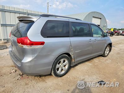 Trzecie zdjęcie samochodu z tyłu: 2013 TOYOTA SIENNA LE VIN:5TDKK3DC7DS337857 - miniatura