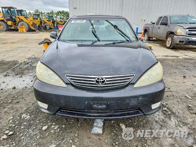 Piąte zdjęcie samochodu w środku: 2005 TOYOTA CAMRY XLE V6 VIN:4T1BF30K45U099072 - miniatura