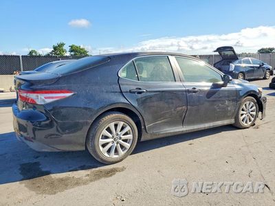 Trzecie zdjęcie samochodu z tyłu: 2018 TOYOTA CAMRY LE VIN:4T1B11HK0JU068080 - miniatura