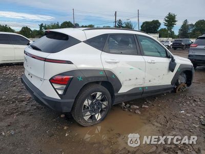 Trzecie zdjęcie samochodu z tyłu: 2025 HYUNDAI KONA SEL VIN:KM8HBCAB9SU342505 - miniatura