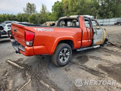 Trzecie zdjęcie samochodu z tyłu: 2017 TOYOTA TACOMA TRD SPORT VIN:5TFSZ5AN1HX086749 - miniatura
