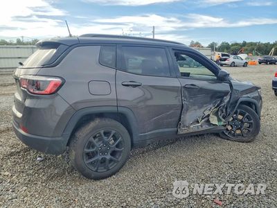 Trzecie zdjęcie samochodu z tyłu: 2024 JEEP COMPASS LATITUDE VIN:3C4NJDBN4RT130902 - miniatura