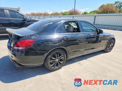Trzecie zdjęcie samochodu z tyłu: 2018 MERCEDES-BENZ C 300 VIN:55SWF4JB6JU253454 - miniatura