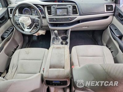 Zdjęcie 8 z 13 samochodu: 2017 TOYOTA HIGHLANDER LE VIN:5TDZARFH6HS025046 - miniatura