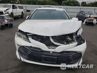 Piąte zdjęcie samochodu w środku: 2018 TOYOTA CAMRY LE VIN:4T1B31HKXJU004610 - miniatura