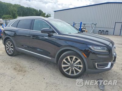 Czwarte zdjęcie samochodu z boku: 2019 LINCOLN NAUTILUS SELECT VIN:2LMPJ8KP8KBL21726 - miniatura