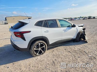 Trzecie zdjęcie samochodu z tyłu: 2025 CHEVROLET TRAX 1RS VIN:KL77LGEP7SC188471 - miniatura