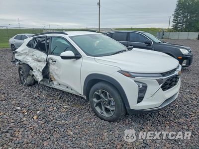 Czwarte zdjęcie samochodu z boku: 2025 CHEVROLET TRAX 1LT VIN:KL77LHEP5SC215611 - miniatura