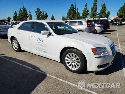 Czwarte zdjęcie samochodu z boku: 2014 CHRYSLER 300 VIN:2C3CCAAG8EH160012 - miniatura