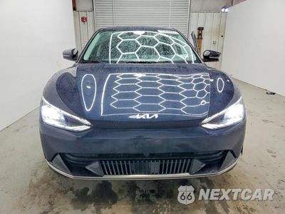 Piąte zdjęcie samochodu w środku: 2023 KIA EV6 WIND VIN:KNDC34LAXP5128081 - miniatura