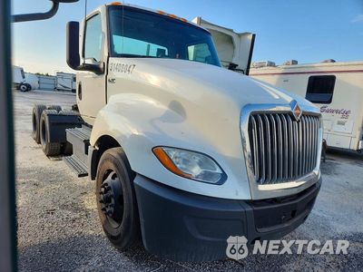 Czwarte zdjęcie samochodu z boku: 2020 INTERNATIONAL LT625 SEMI TRUCK VIN:3HCDZAPR9LL307131 - miniatura