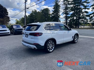 Czwarte zdjęcie samochodu z boku: 2025 BMW X5 XDRIVE50E VIN:5UX43EU06S9X96279 - miniatura