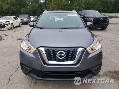 Piąte zdjęcie samochodu w środku: 2018 NISSAN KICKS SV VIN:3N1CP5CU9JL508821 - miniatura