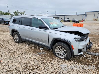 Czwarte zdjęcie samochodu z boku: 2023 JEEP GRAND CHEROKEE L LAREDO VIN:1C4RJKAG1P8865552 - miniatura