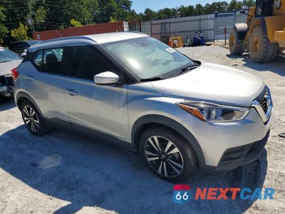 Czwarte zdjęcie samochodu z boku: 2020 NISSAN KICKS SV VIN:3N1CP5CV9LL479123 - miniatura