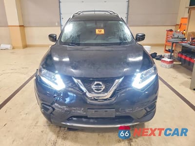 Piąte zdjęcie samochodu w środku: 2016 NISSAN ROGUE S VIN:JN8AT2MV0GW151803 - miniatura