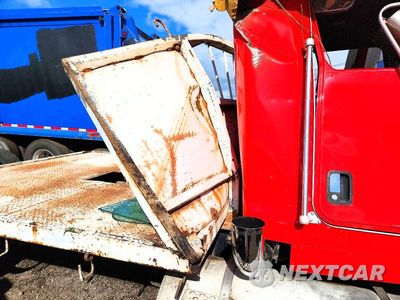 Zdjęcie 13 z 13 samochodu: 2004 KENWORTH T800 SEMI TRUCK VIN:3WKDDU9X94F066133 - miniatura