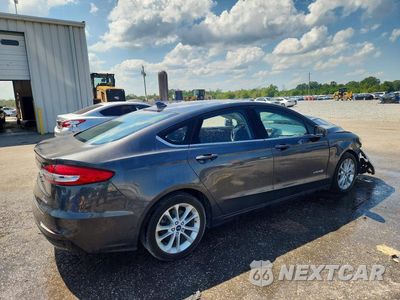Trzecie zdjęcie samochodu z tyłu: 2019 FORD FUSION SE VIN:3FA6P0LU0KR151899 - miniatura