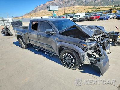 Czwarte zdjęcie samochodu z boku: 2024 TOYOTA TACOMA TRD SPORT VIN:3TMLB5JN3RM087014 - miniatura