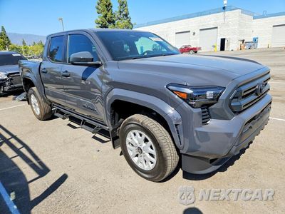 Czwarte zdjęcie samochodu z boku: 2026 TOYOTA TACOMA SR5 VIN:3TMLB5JN1TM305510 - miniatura